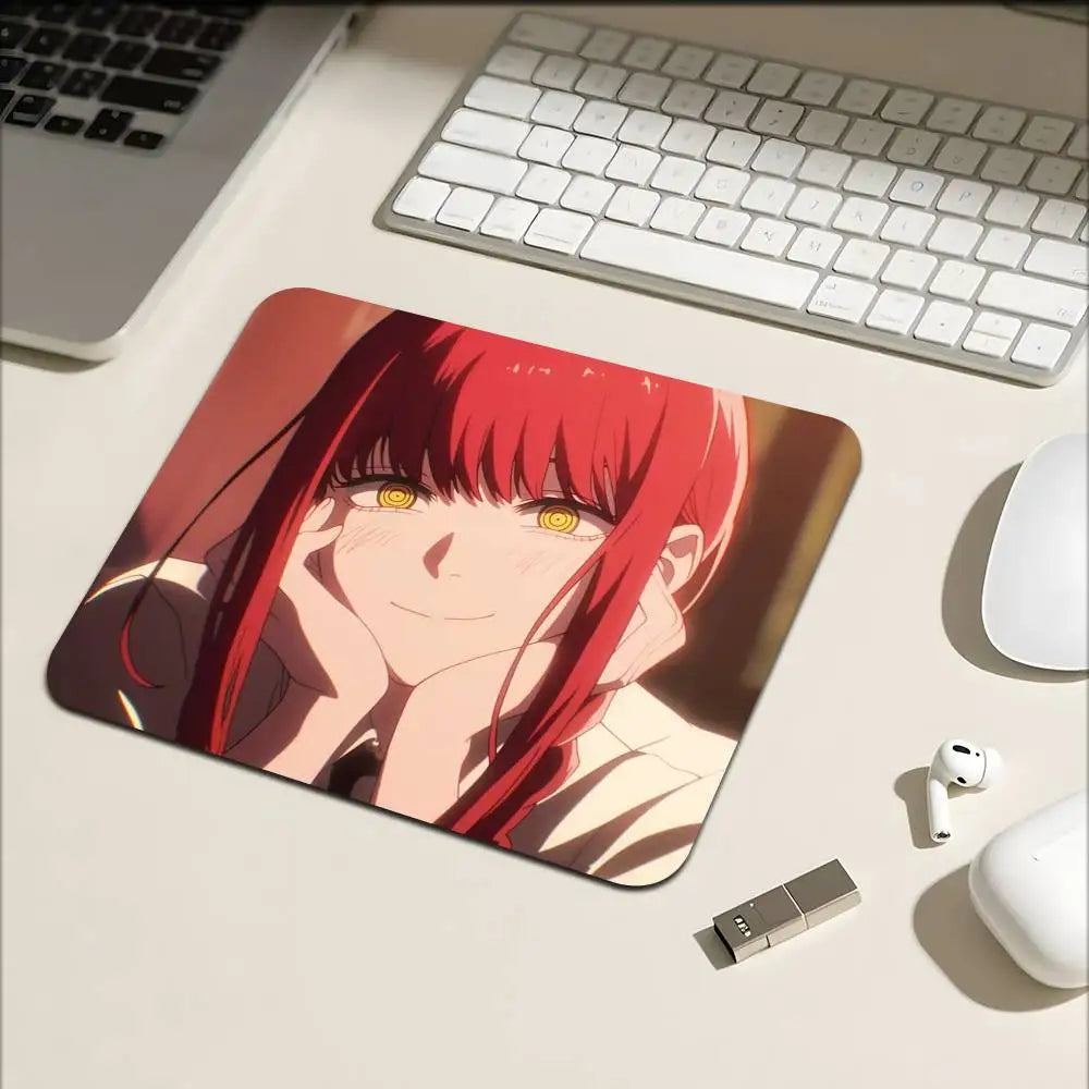 Chainsaw Man Tapis de Souris – Makima Cheveux Roux Pose Réfléchie Grand Format Bureau