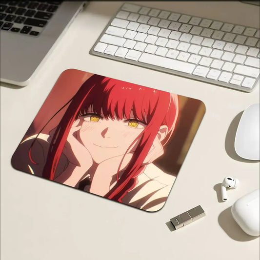 Chainsaw Man Tapis de Souris – Makima Cheveux Roux Pose Réfléchie Grand Format Bureau