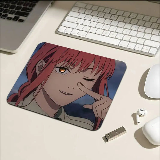 Chainsaw Man Tapis de Souris – Makima Sourire Malicieux Regard Vif Grand Format Bureau